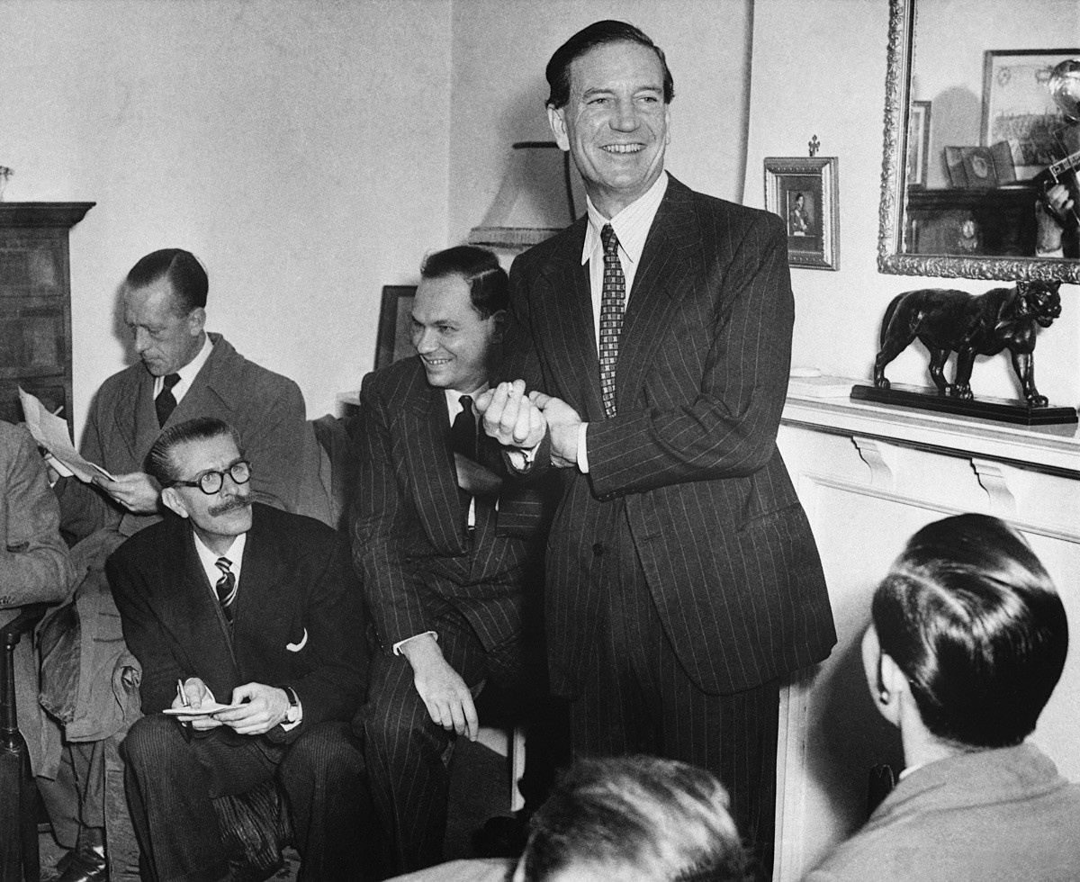1955年にフィルビーは、記者会見を開き、スパイ容疑をかけられて憤慨したと述べた。