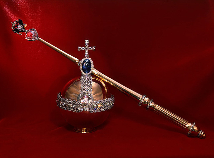  Уникални шедьоври, които са умалени копия на императорския жезъл и кълбо, които се съхраняват, изложени от Диамантения фонд в Кремъл. Размерът на копията е две трети от оригинала. За направата им са употребявани платина, злато, диаманти и сапфири 