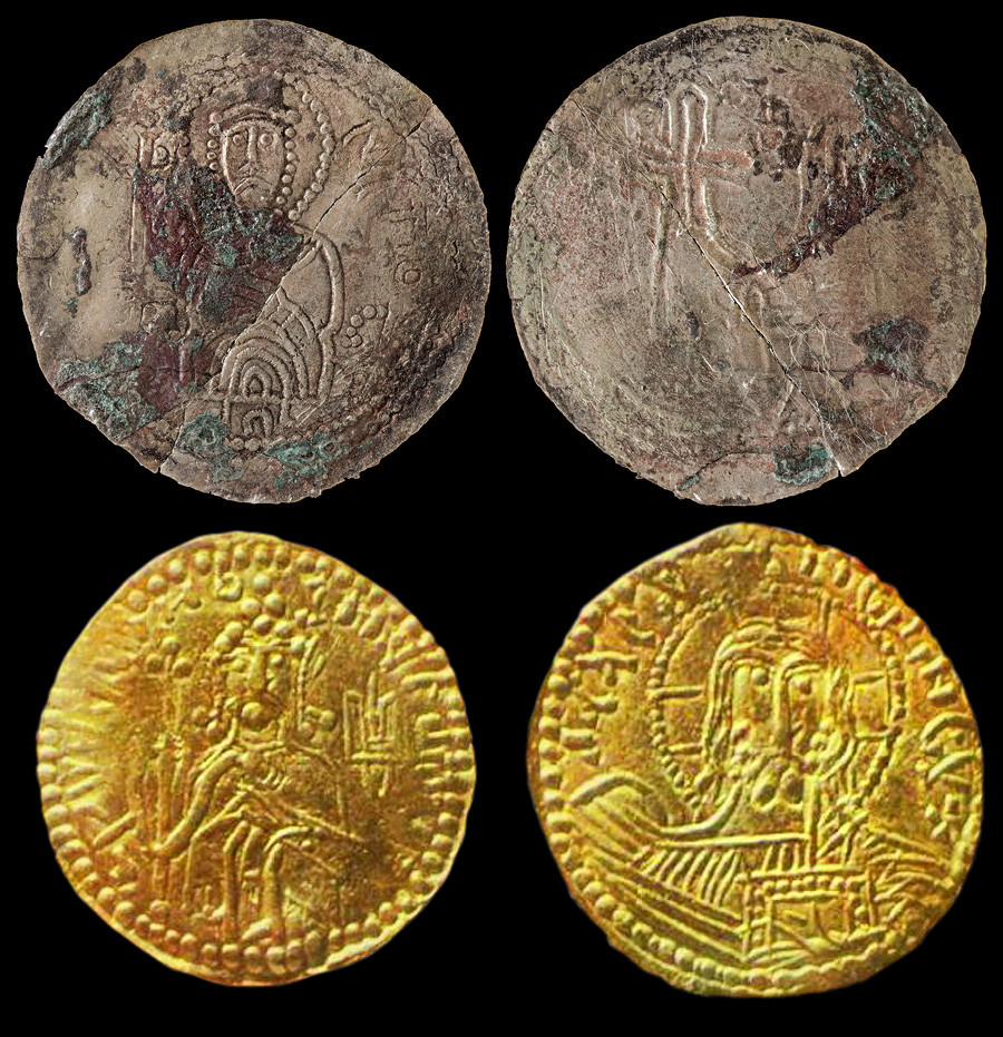 Srebrenjak (novčić) Svjatopolka Prokletog (gore), zlatnik (novčić) Svetog Vladimira (dolje).
