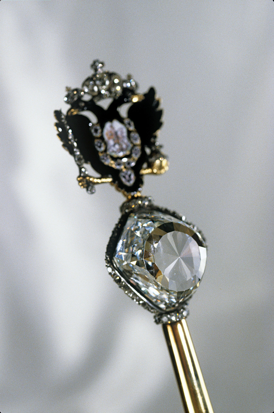 Carski skiptar. Napravljen za Katarinu II. početkom 1770-ih, dugačak 59,5 cm. Zlato prekriveno s osam dijamantskih prstenova. Na vrhu je brilijant 