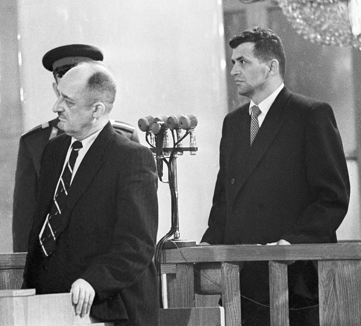 Pilot Amerika Francis Gary Powers (kanan) mendengarkan putusan Dewan Militer Mahkamah Agung Uni Soviet pada 19 Agustus 1960 selama sesi terbuka di Gedung Serikat Buruh.