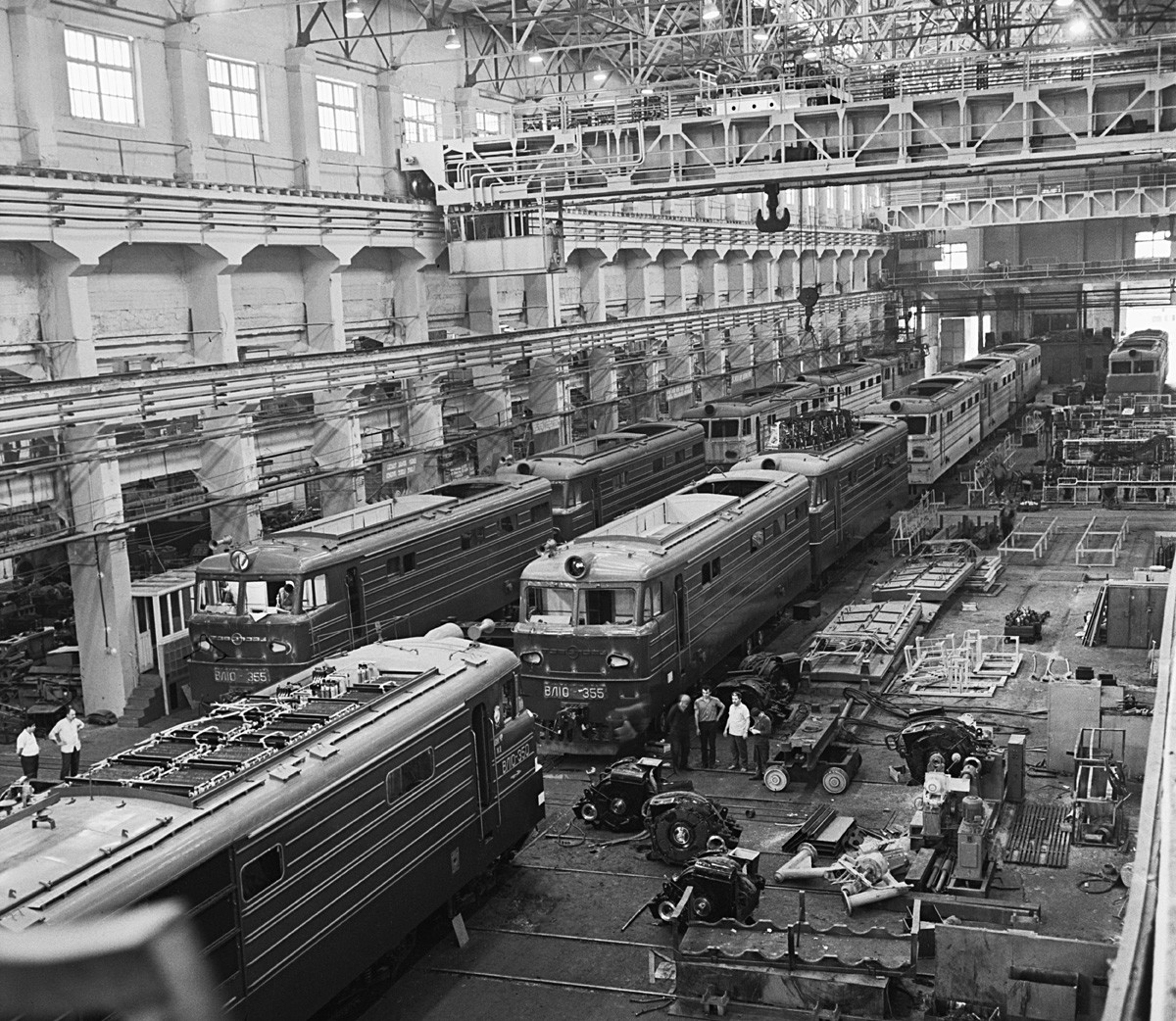 Perakitan lokomotif listrik VL10 di Novocherkassk.