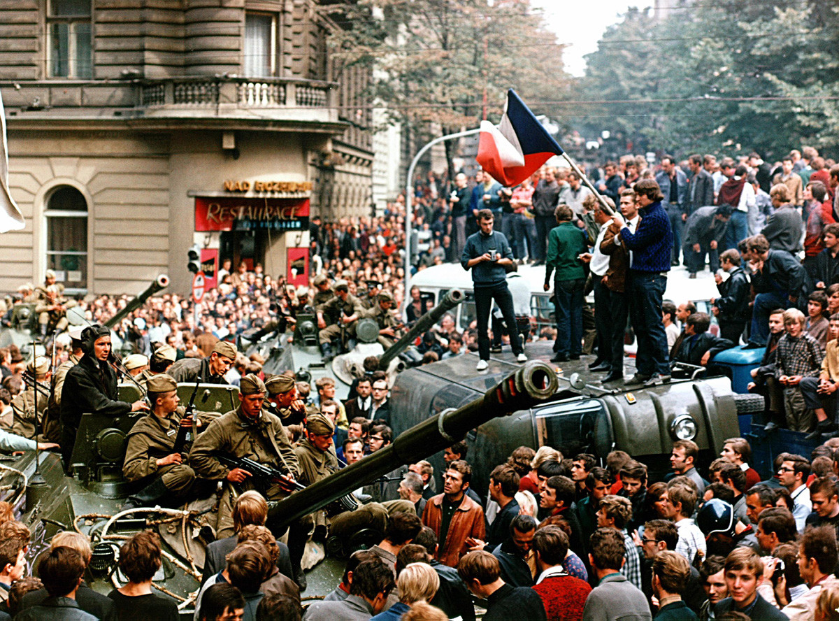Tentara Soviet mencoba untuk mencapai markas besar Radio Cekoslowakia di Praha melalui jalan-jalan yang dipenuhi demonstran pada Agustus 1968.