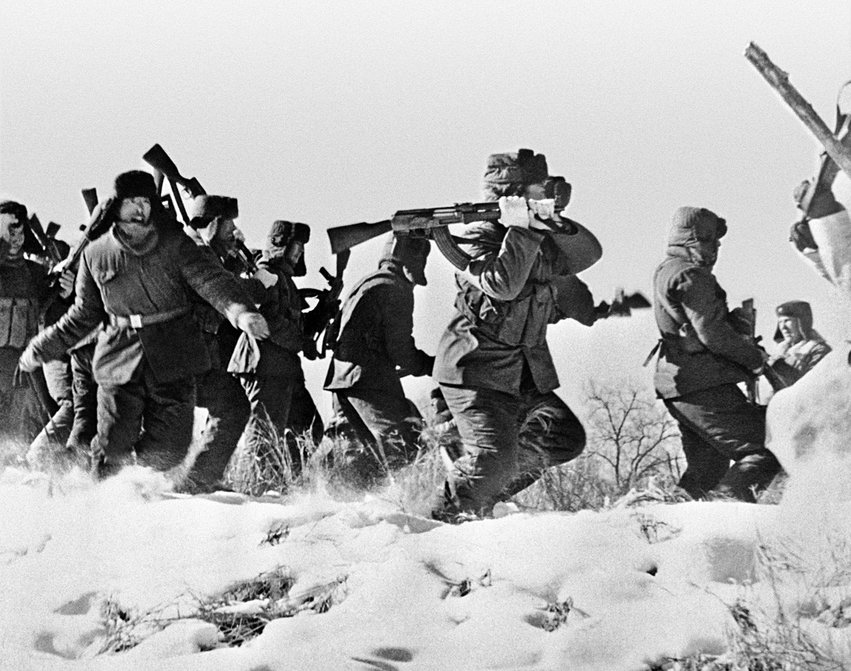 Konflik perbatasan Soviet-Tiongkok pada 1969. Tentara Tiongkok mencoba memasuki Pulau Damansky di Uni Soviet.
