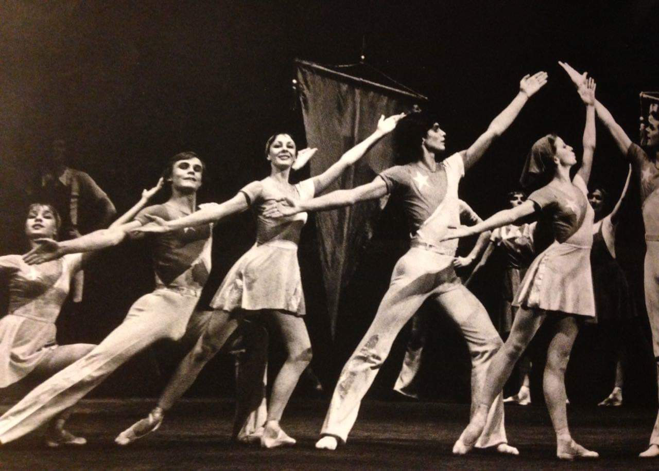 1982年、「黄金時代」を踊るオーリャさん（写真中央左）とサーシャさん（同右）夫妻