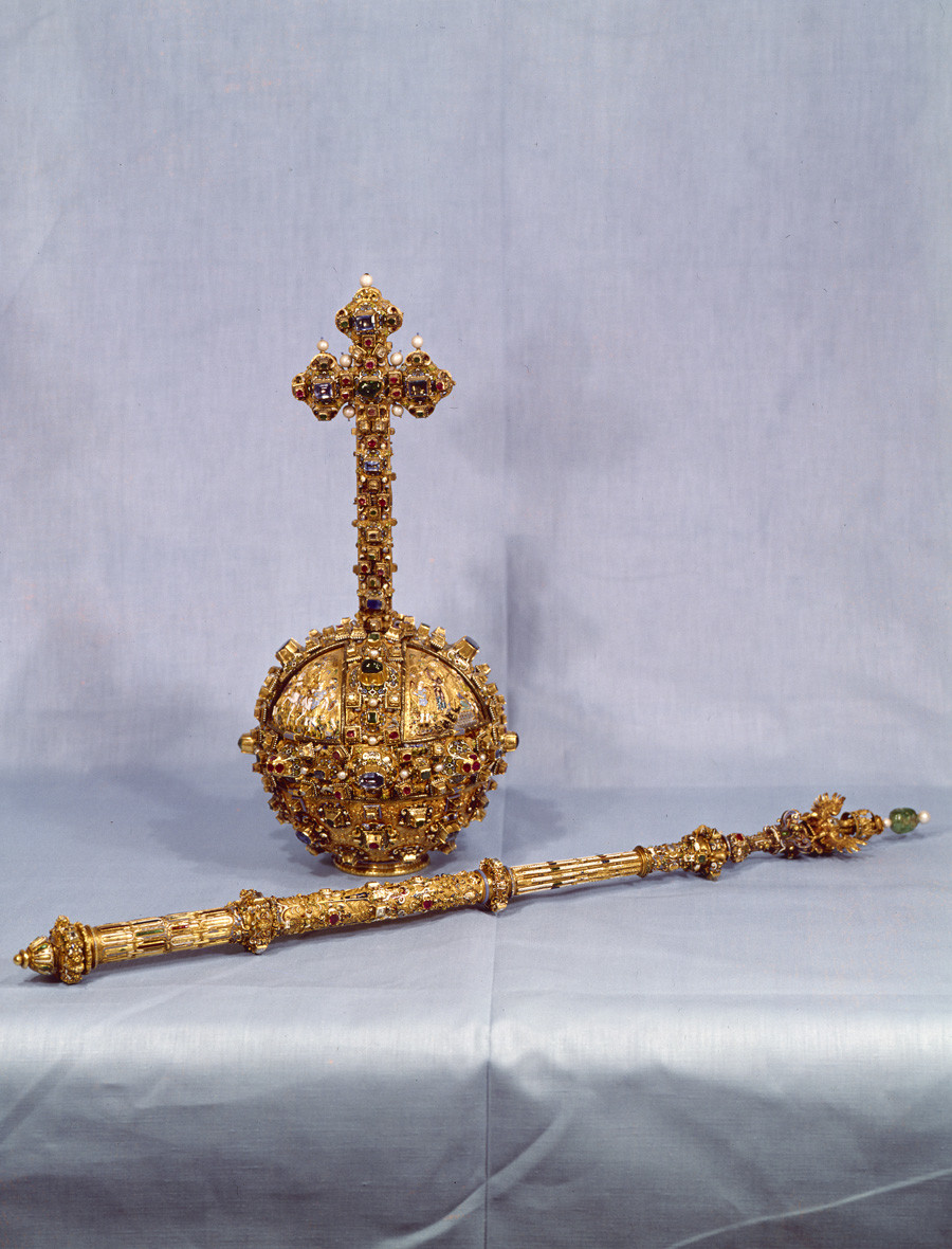 L’orbe et le sceptre faisant partie de la tenue d’apparat du tsar Mikhaïl Romanov. Palais des armures du Kremlin

