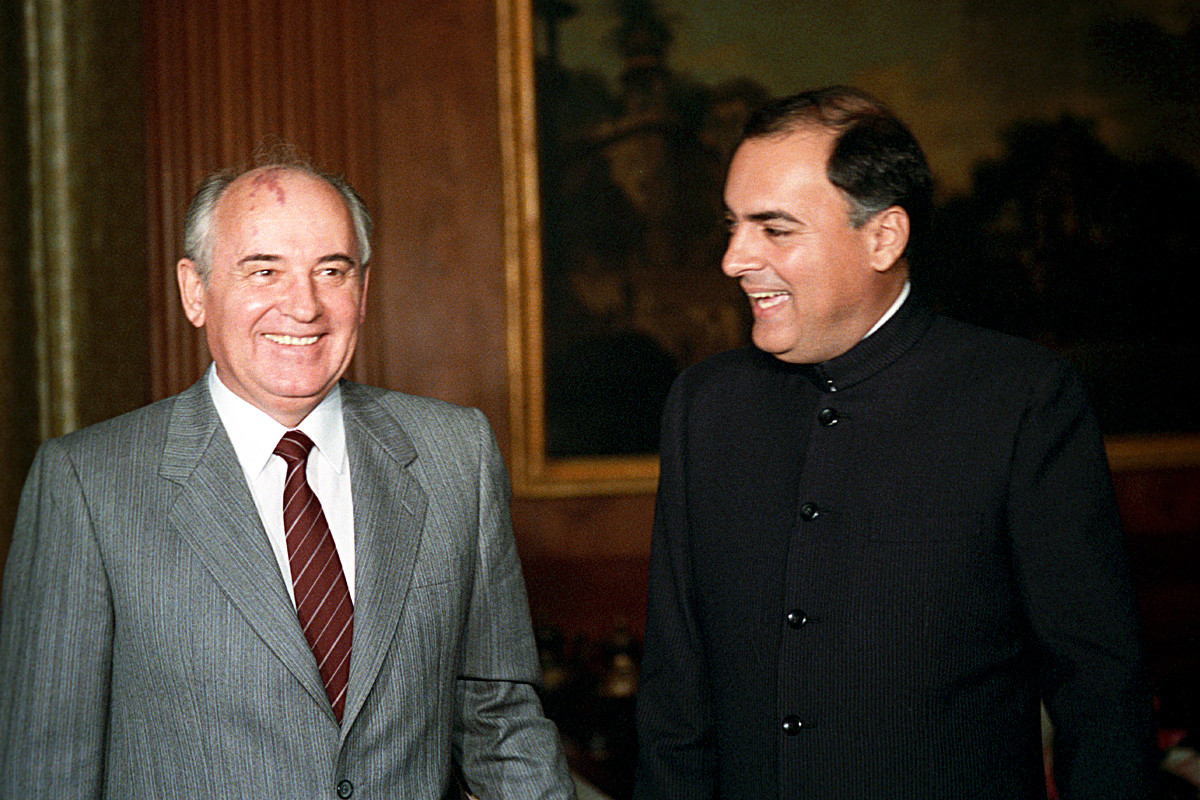 Mikhail Gorbachev and Rajiv Gandhi during Gorbachev's visit to India in 1988.