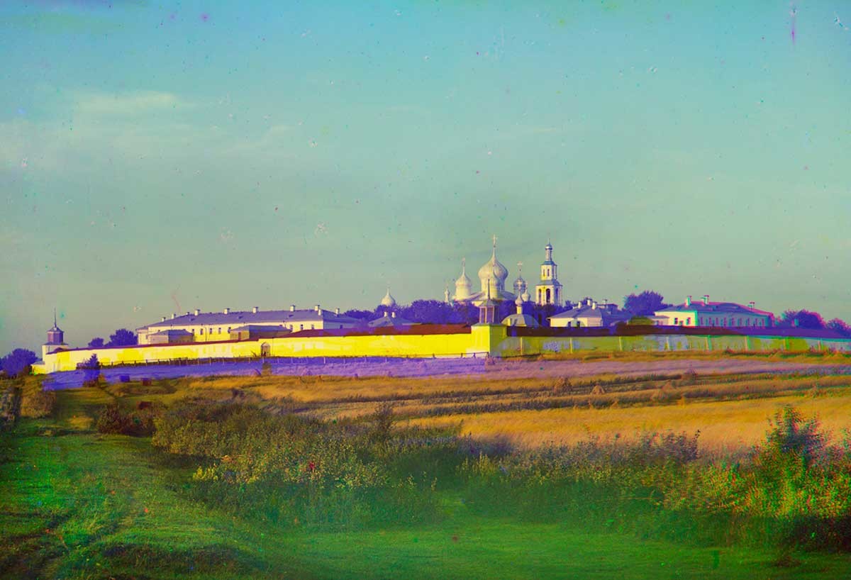 Convento di San Teodoro. Vista sud-ovest attraverso la strada per Mosca. Mura e torri del convento, chiostri (a sinistra), Cattedrale di San Teodoro, campanile. Estate 1911