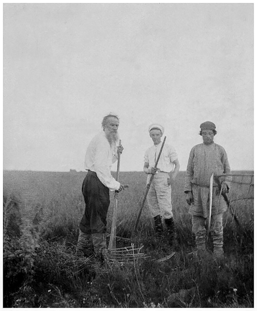 Leo Tolstoy (kiri) bekerja di perkebunan Yasnaya Polyana miliknya.