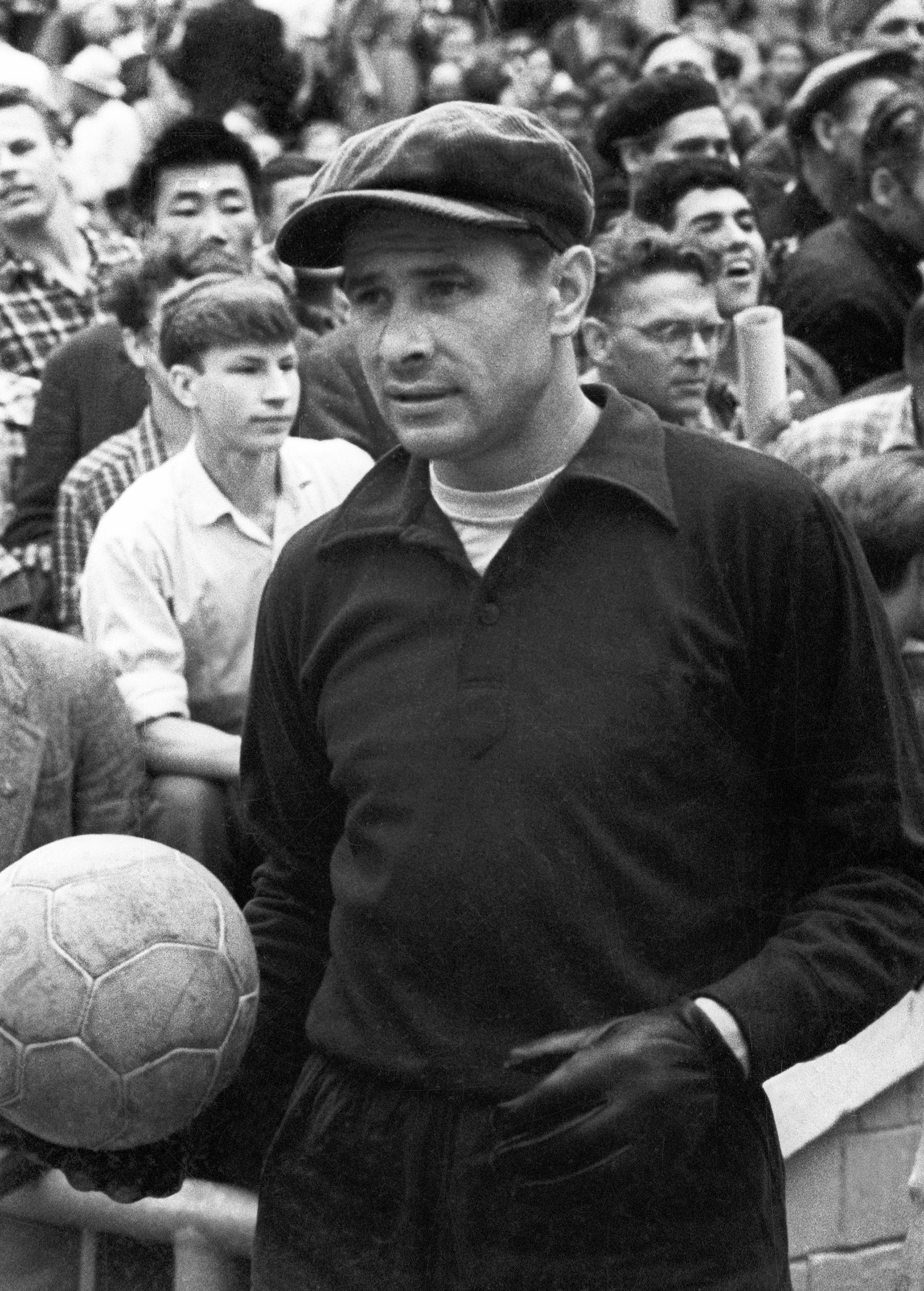 Със своята шапка и тъмни дрехи Яшин е изключително стилен играч за съветските времена.