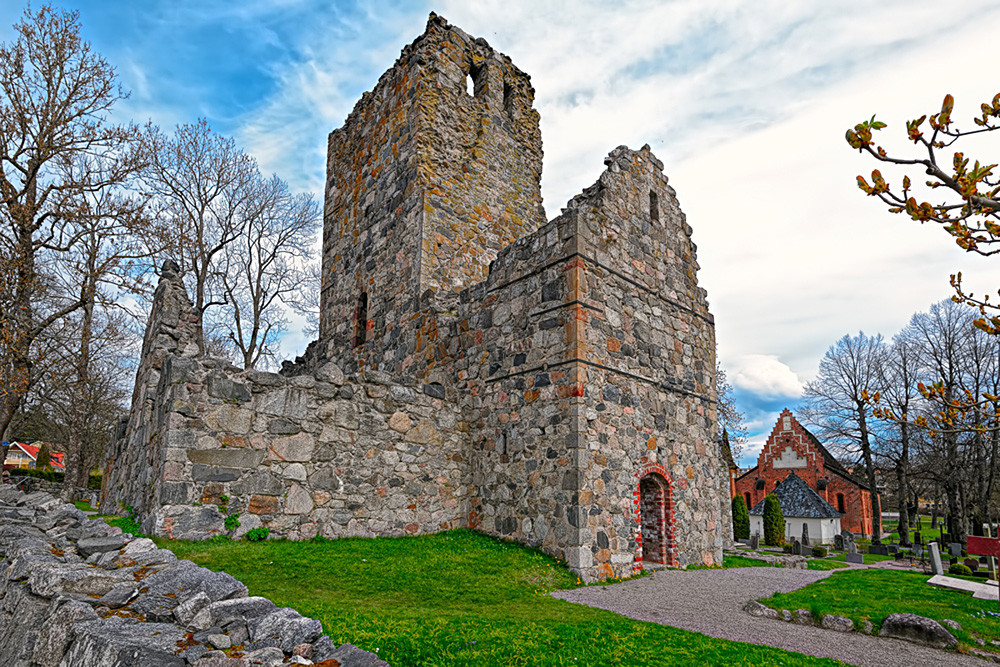 Ruinas de iglesia de San Olaf en la fortaleza de Sigtuna.