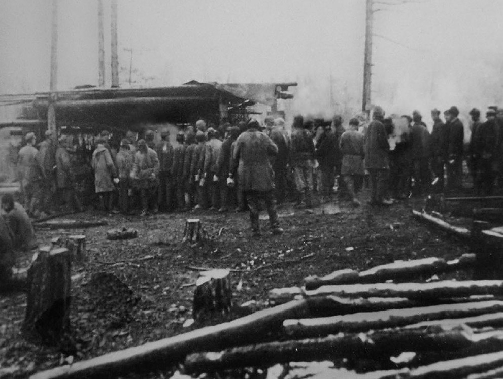 Red ispred kantine. Bajkalsko-amurska željeznička magistrala. Fotografija iz 1933.

