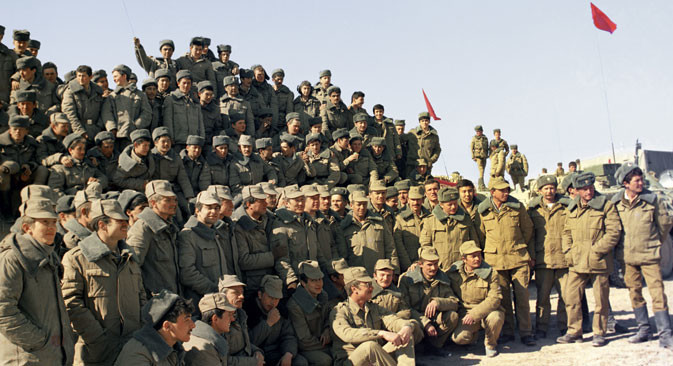 Совјетски војници пре одласка из Авганистана, 1989.