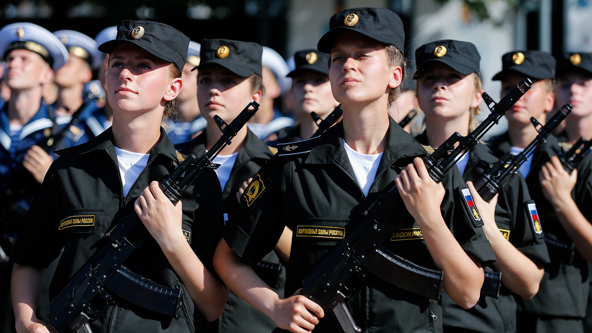 Как называют людей которые служат. Женщины военные. Русские женщины военнослужащие. Женщины в современной армии. Девушки в Российской армии.