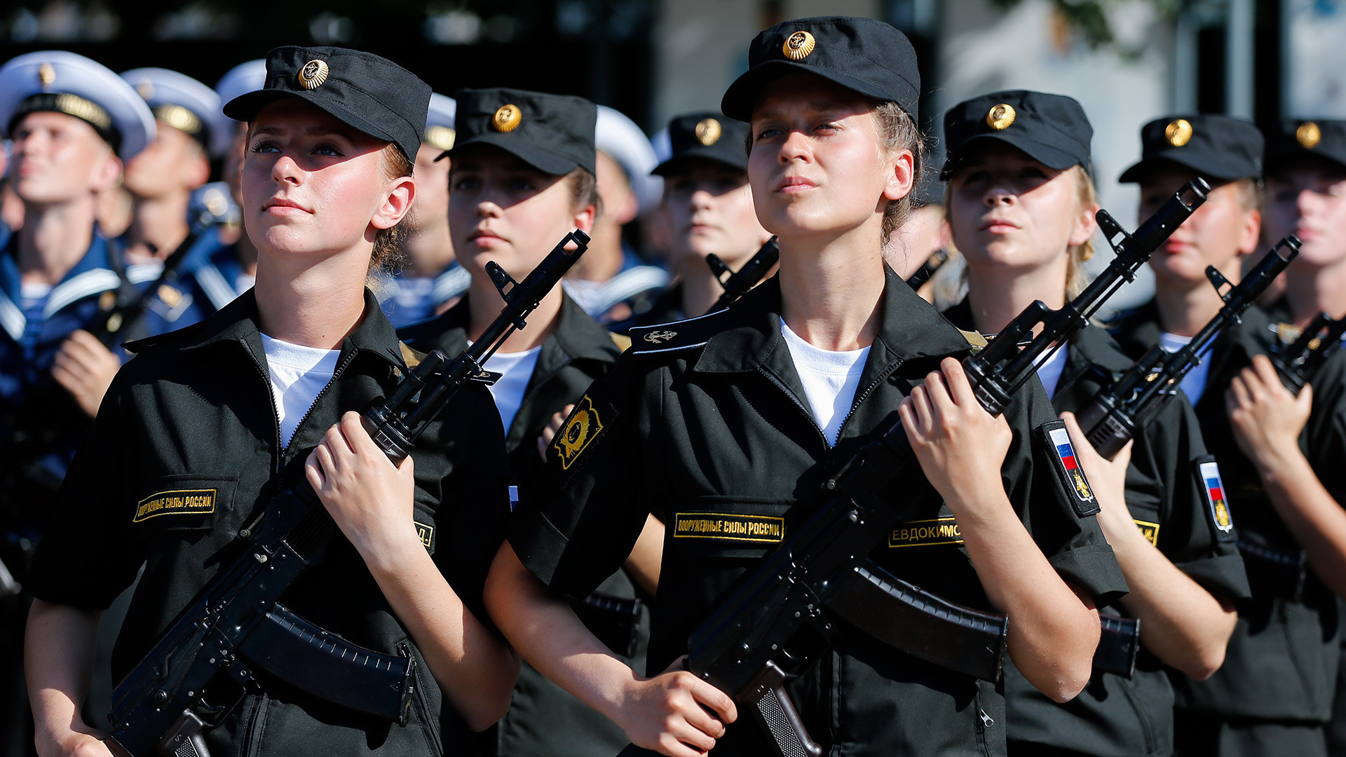 Люди служившие другим. Современные женщины военные. Женщины в современной армии. Женщины военнослужащие в России. Женская армия в России.