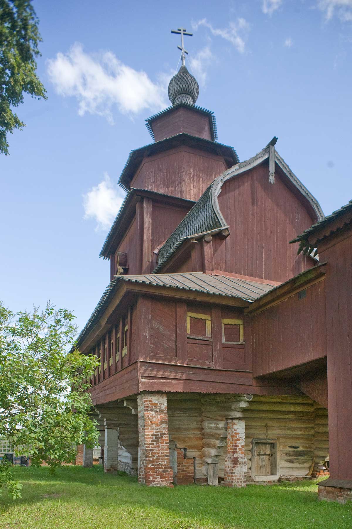 Chiesa di San Giovanni il Teologo sull’Ishnja. Angolo nord-ovest con galleria nord. 8 luglio 2019