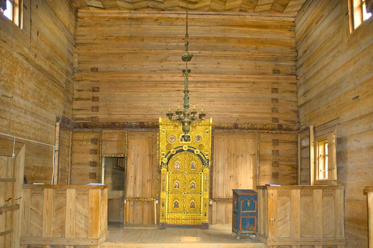 Chiesa di San Giovanni il Teologo sull’Ishnja. Interno, vista a est con iconostasi e porta reale (copia dell’originale). 8 luglio 2019