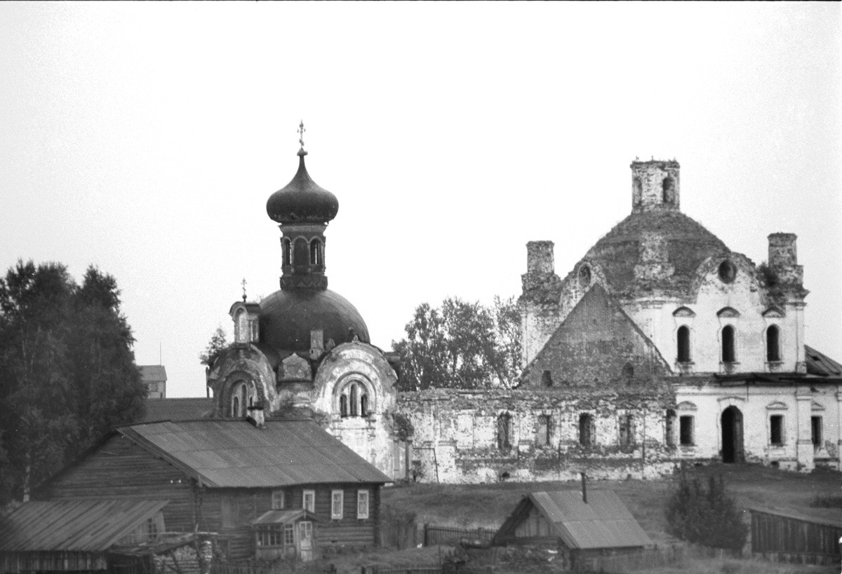 Ankhimovo. Church of All Saints (left) & Church of Icon of Miraculous Savior Image (bell tower demolished). Southwest view from Vytegra River. August 8, 1991.