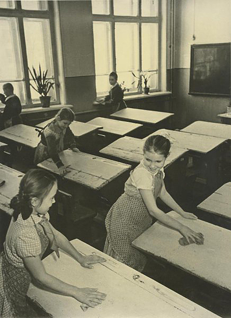 Aufräumung eines Schulraums, 1950

