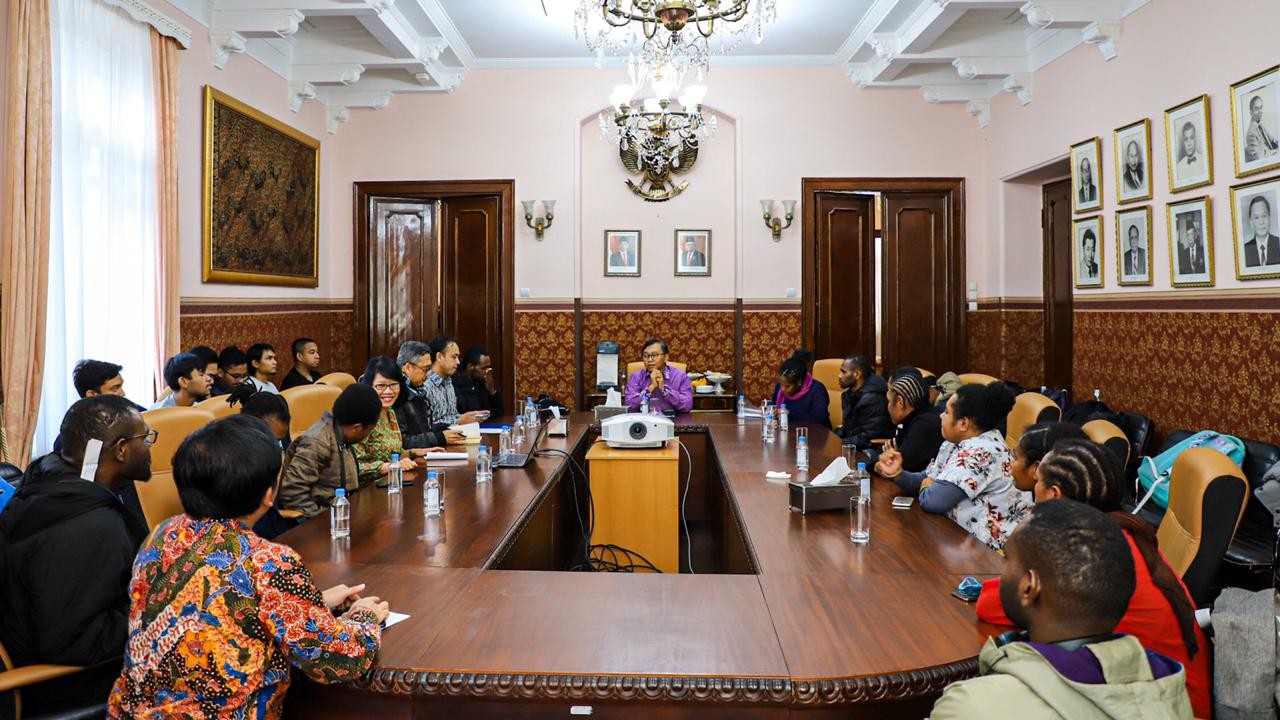 Para mahasiswa Papua bertemu dengan Wakil Kepala Perwakilan RI di Rusia merangkap Belarus Azis Nurwahyudi (berbatik ungu), berserta jajaran KBRI Moskow.