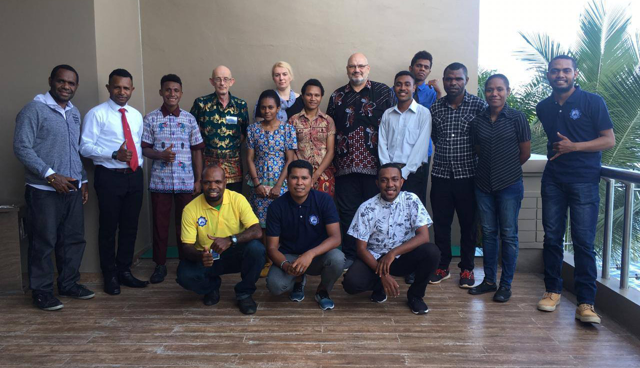 Direktur Pusat Kebudayaan dan Ilmu Pengetahuan Rusia Vitaly Glinkin (berdiri kelima dari kanan) saat melakukan penyaringan calon penerima beasiswa di Papua pada Desember 2018.