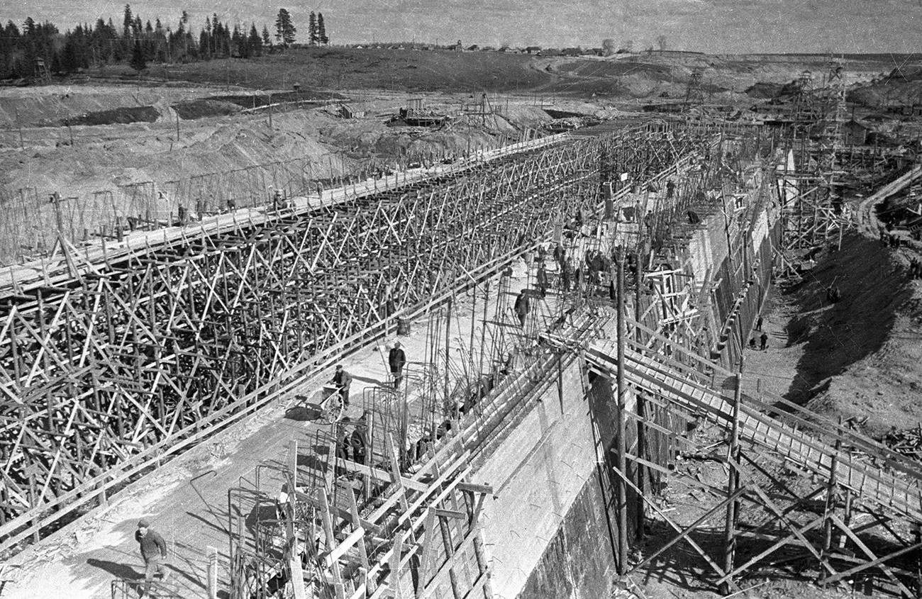 Workers constructing the Moskva-Volga Canal.