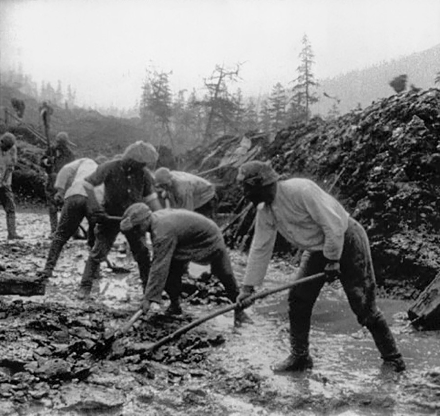 Prisoners building a road in Kolyma.