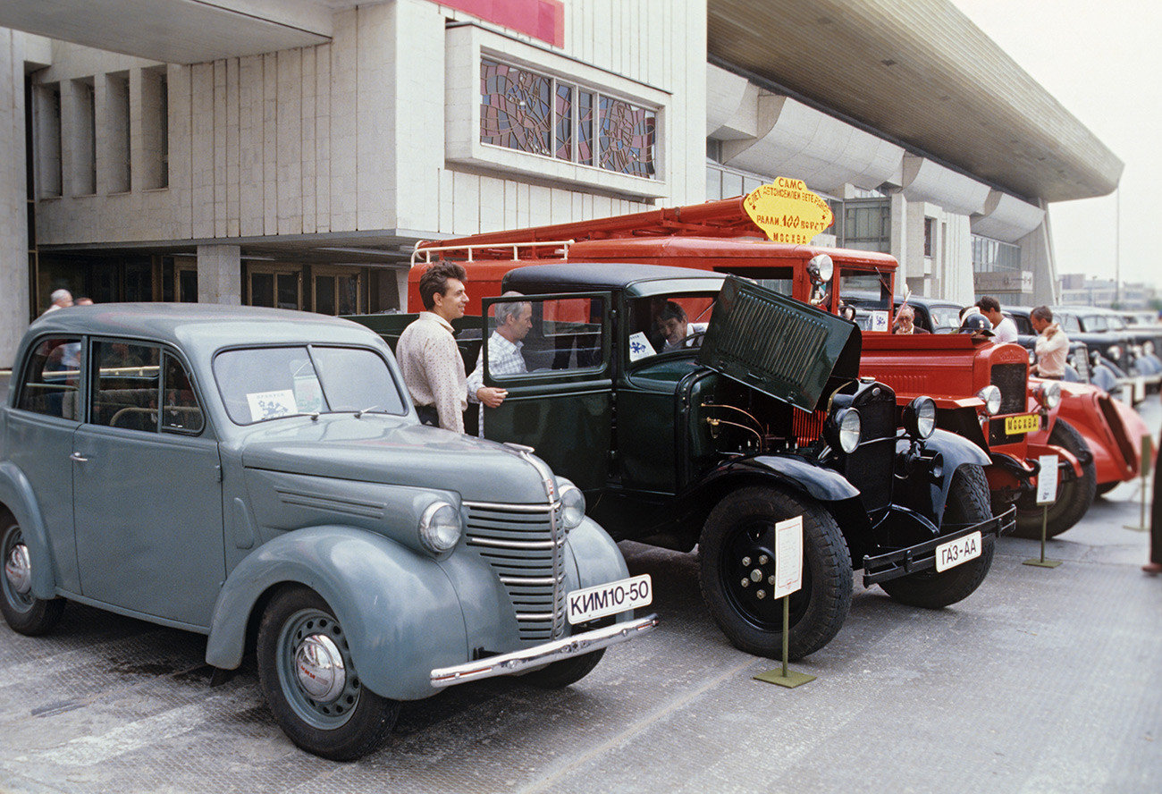 Аутомобили: путнички КИМ-10, теретни ГАЗ-АА, ватрогасно возило ЗИС-5 (слева надесно), 1940.