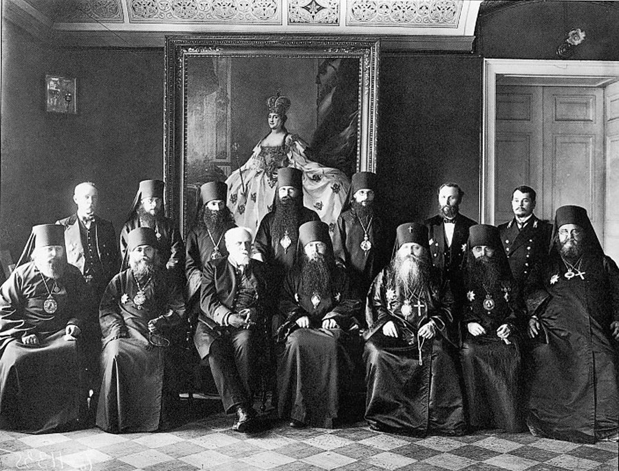 Članovi Svetog sinoda, sudionici Izvanredne sjednice Svetog sinoda 26. srpnja 1911. godine u glavnoj sali mitropolitskog konaka Aleksandro-Nevske lavre.