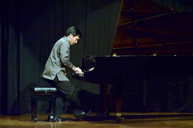 Penampilan Jonathan pada resital piano tunggalnya di Erasmuh Huis, Jakarta, 2014.