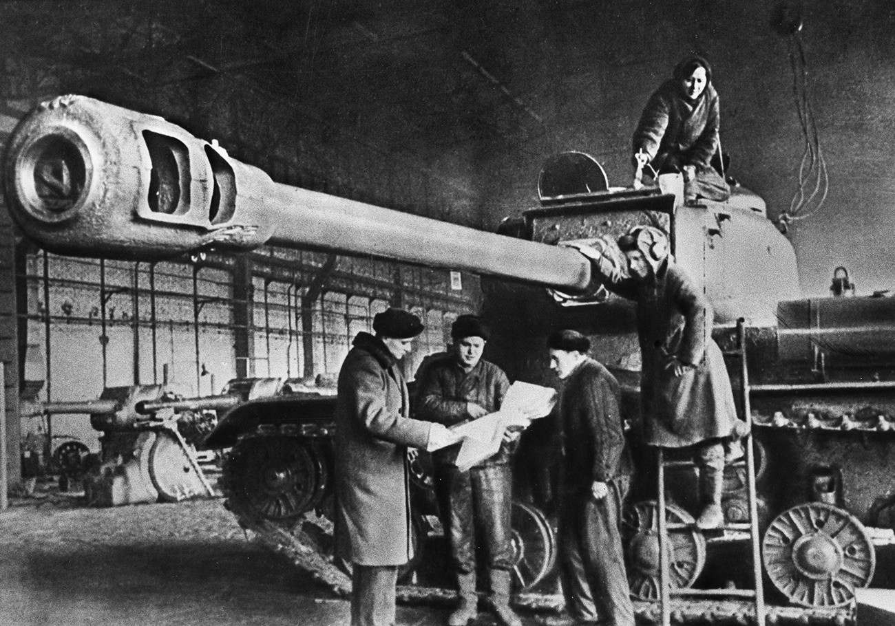 Совјетски тешки тенк ИС спреман за слање на фронт.