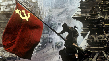 Perché la foto con la Bandiera rossa sul Reichstag non è autentica?