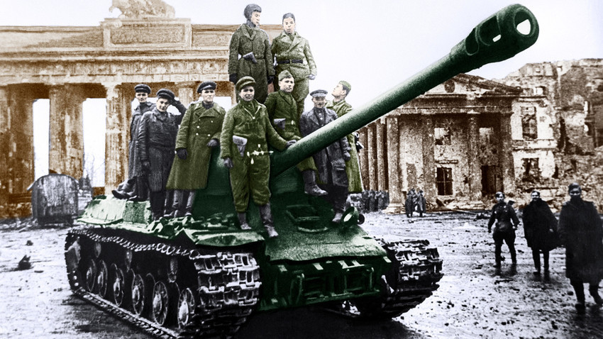 Војници на Црвената армија на тенк ИС-2 пред Бранденбуршката порта по падот на Берлин во рацете на советските единици, Германија.