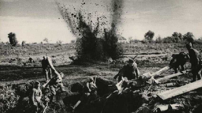 12. јула 1941. у граду Красније Струги у Псковској области уз помоћ радио сигнала активиране су три мине од по 250кг, на растојању од 150км. То је био први случај борбене употребе даљински активираних мина радио сигналом.