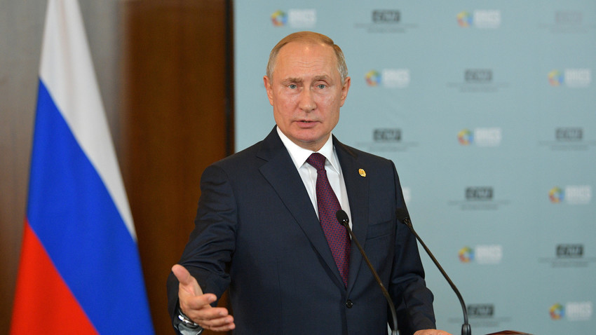Рускиот претседател Владимир Путин на прес-конференција по самитот на БРИКС во Бразил.
