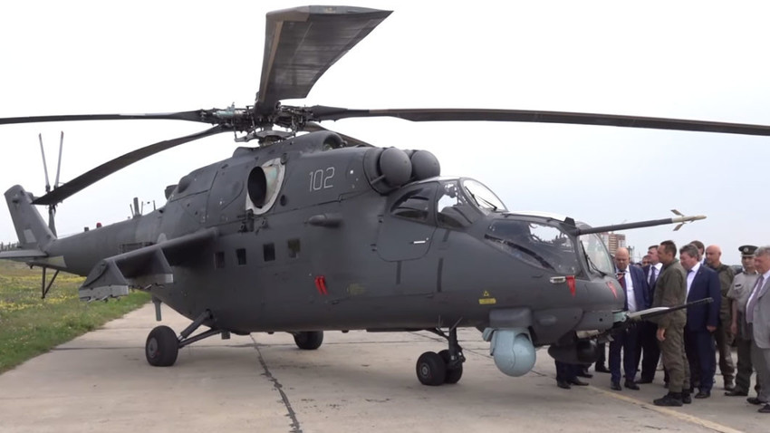 Делегација Министарства одбране на челу са министром Александром Вулином разгледа нове хеликоптере Ми-35М


