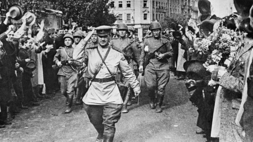 
Грађани Београда 25. октобра 1944. поздрављају совјетске војнике ослободиоце. 