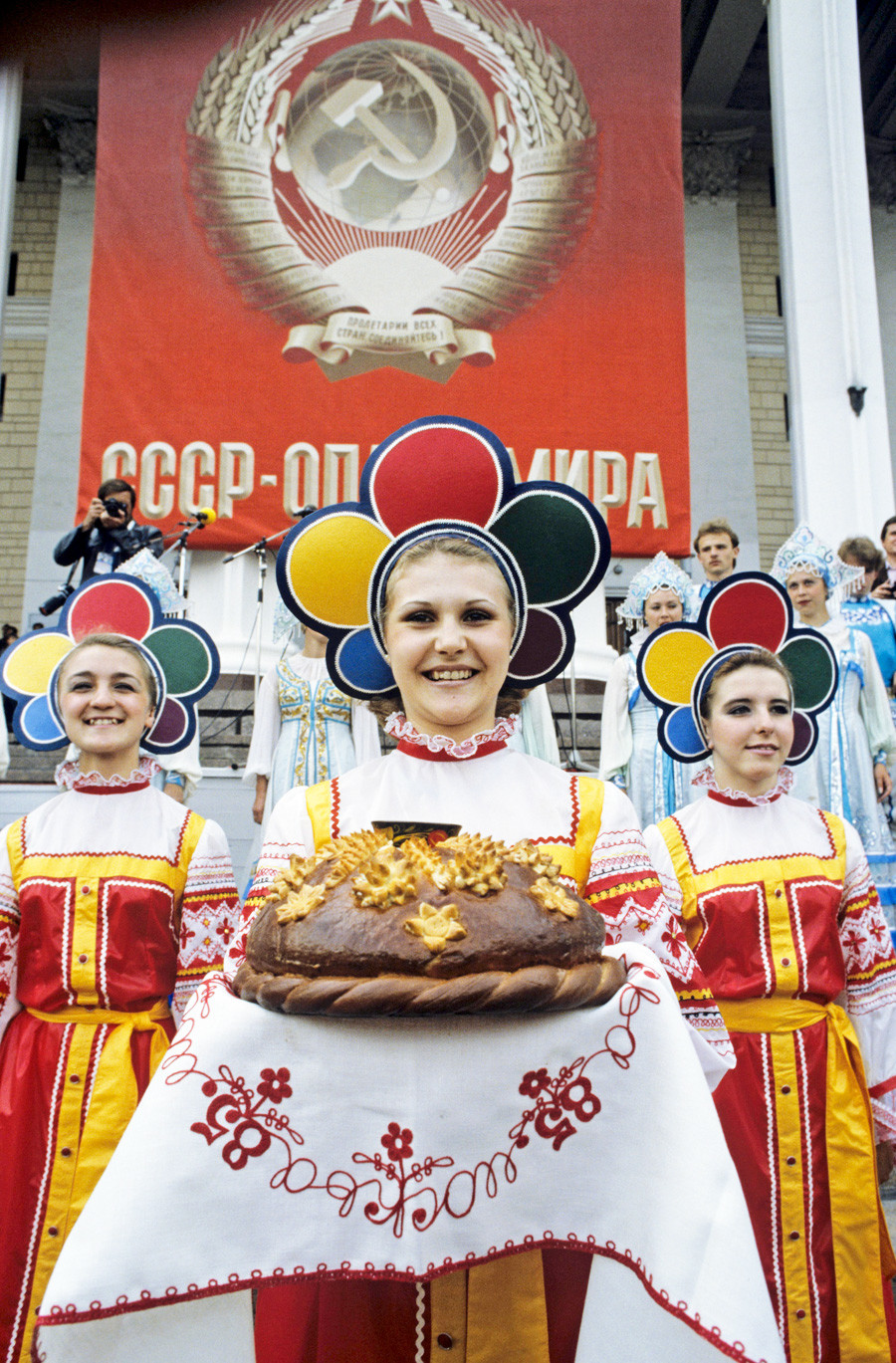 Открытие клуба делегации СССР на XII Всемирном фестивале молодежи и студентов, 1985. Гостей встречают хлебом и солью на расшитом полотенце. 