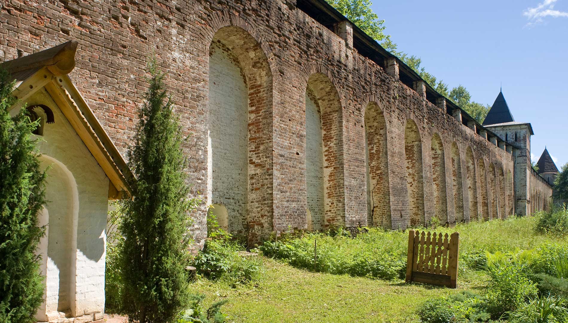 Borisoglebskij. Monastero Borisoglebskij (dei Santi Boris e Gleb). Parete est con il santuario nella cella di Sant’Irenarco. Vista verso sud. 6 luglio 2019