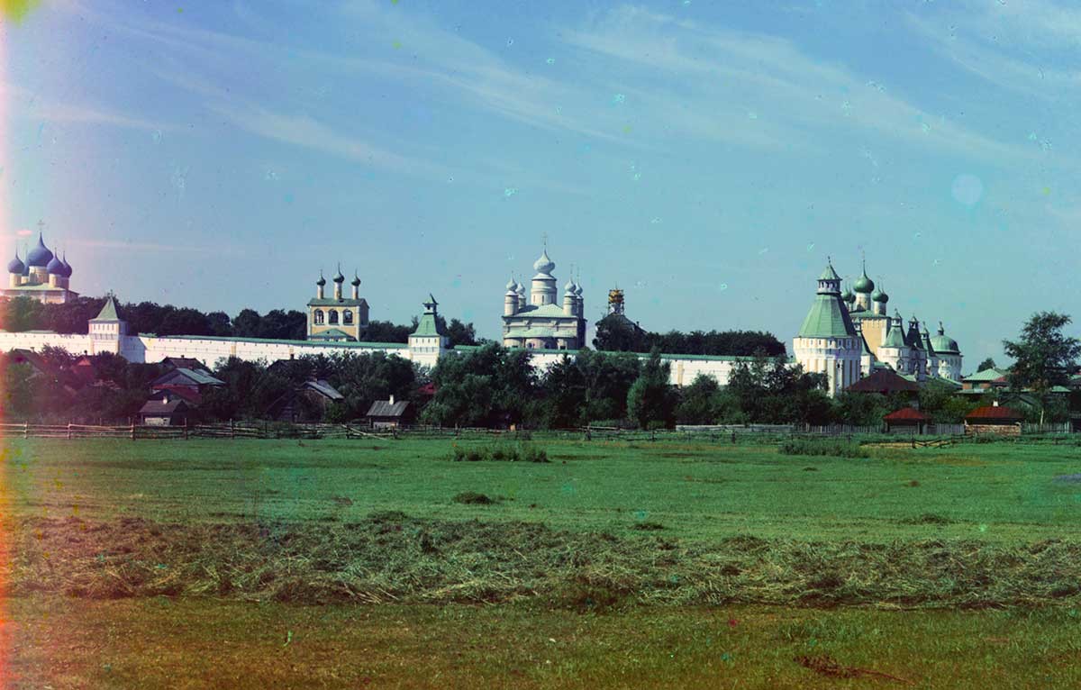 Monastero dei Santi Boris e Gleb, panorama est. Da sinistra: Chiesa di San Sergio sopra la Porta sud, mura e torri orientali, campanile e chiesa di Giovanni Battista, Cattedrale dei Santi Boris e Gleb, Chiesa dell’Annunciazione, Torre angolare di nord-est. Estate 1911