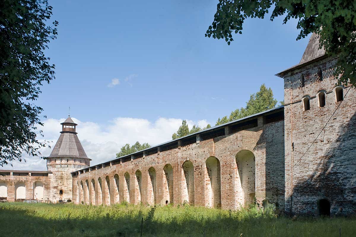 Monastero dei Santi Boris e Gleb. Parete est, interno, vista nord con torre angolare di nord-est. 6 luglio 2019
