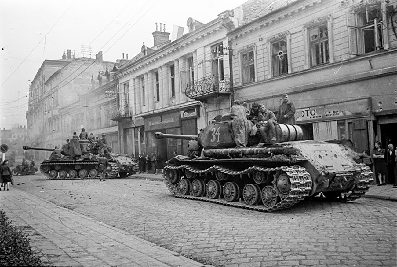 Съветските войници влизат в полския град Жешов.
