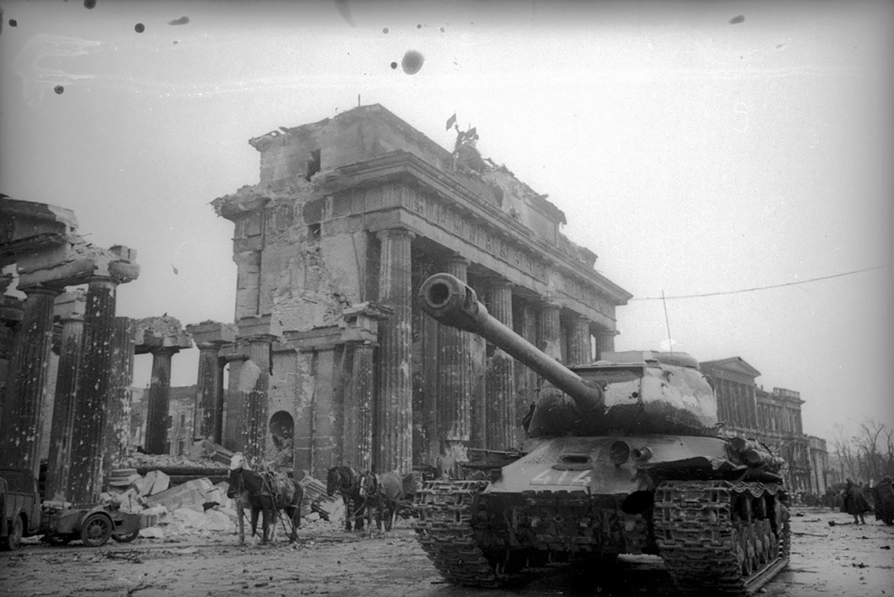 Съветски танкове пред Бранденбургската порта.
