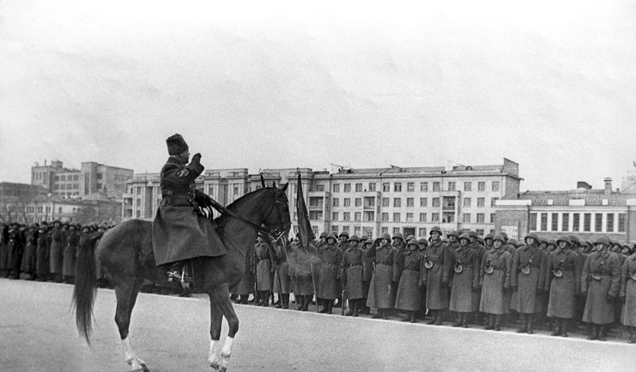 Kuibyshev. O marechal da União Soviética Klim Voroshilov durante desfile no 24º aniversário da Grande Revolução de Outubro.
