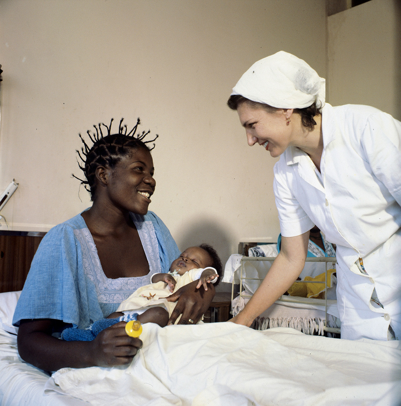 La sage-femme Antonina Stelmakhova avec une patiente à la maternité de Lubango (Angola)