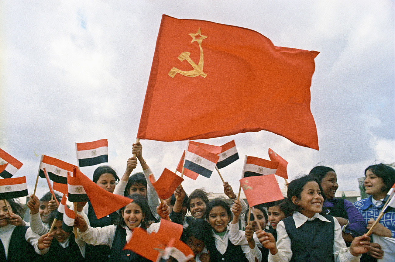 Des élèves libyens du lycée Gamal Abdel Nasser accueillent la délégation soviétique conduite par le président du Conseil des ministres de l'URSS Alexis Kossyguine