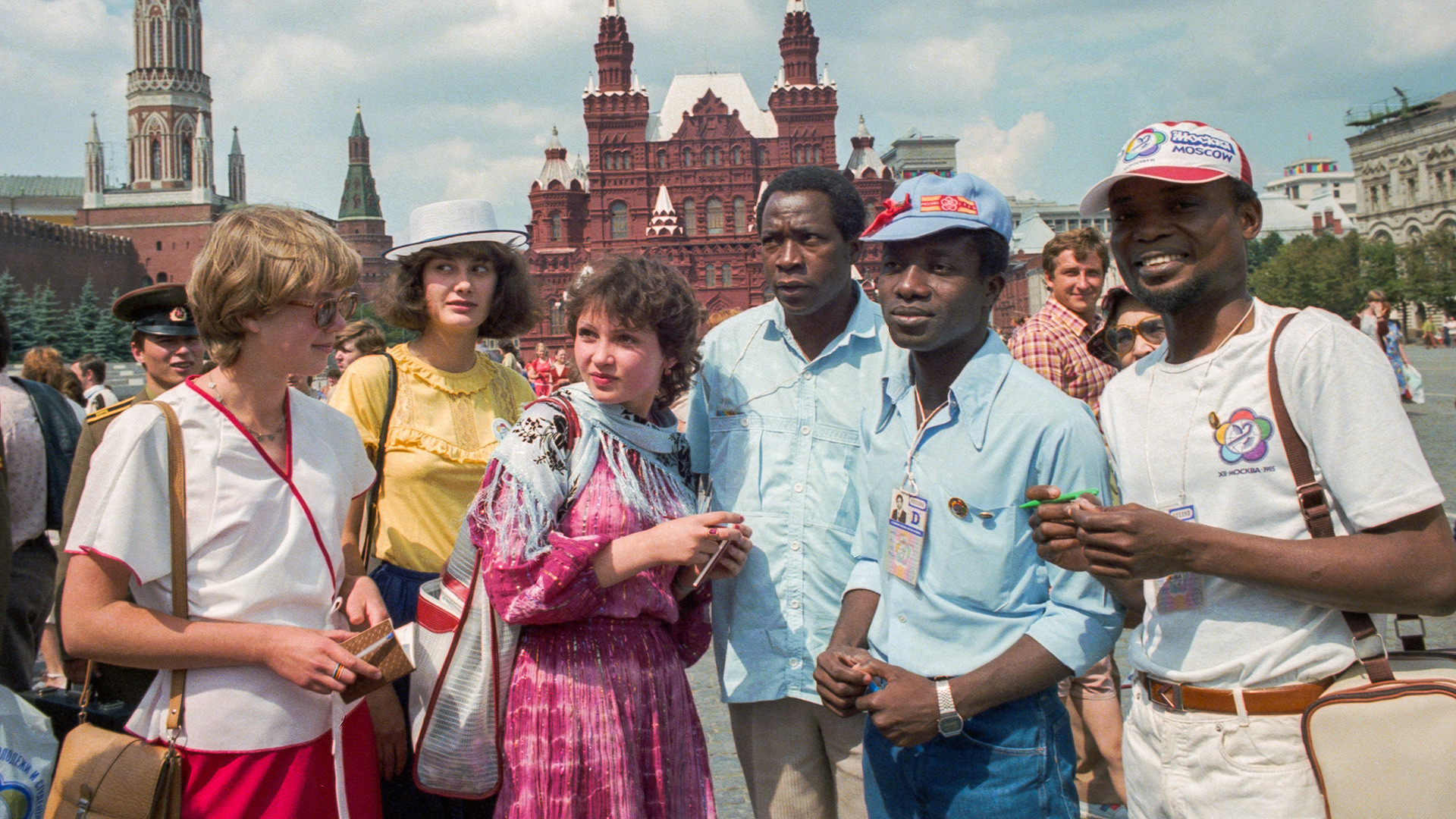 Sur la place Rouge, Svetlana Demianova, étudiante de deuxième année à l'Institut des finances de Moscou (au centre), avec des délégués d'un festival du Mozambique