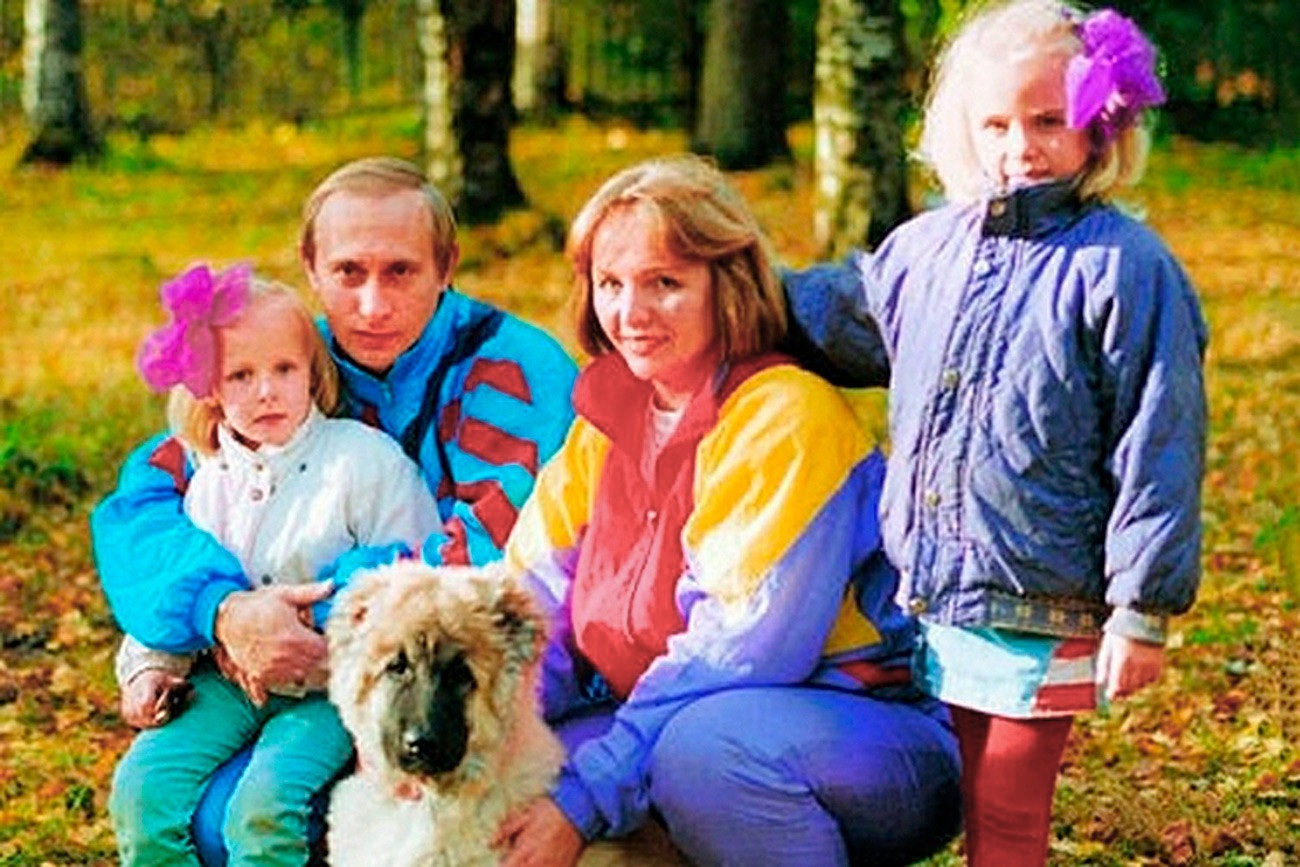 Le jeune Vladimir Poutine avec son épouse d'alors, Lioudmila, et ses filles. Vers 1990
