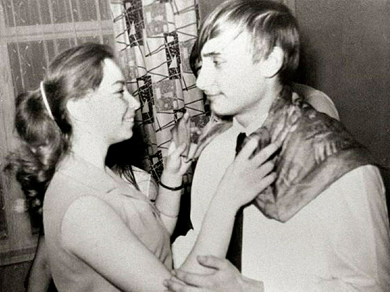 Le jeune Vladimir Poutine, à droite, danse avec sa camarade de classe Elena pendant une fête à Saint-Pétersbourg en 1970.