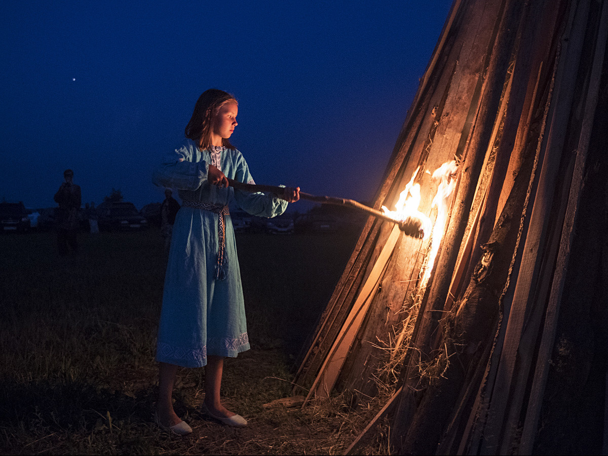 Udeleženka praznovanja Ivana Kupala v skupnosti rodnoverov Zveze slovanskih skupnosti slovanske rodne vere v Kalužski regiji.